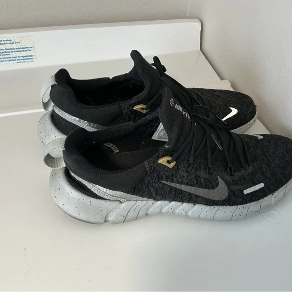 Nike Free Run 5.0 Black and Gray Running Shoes Sz 10.5 - Picture 1 of 3